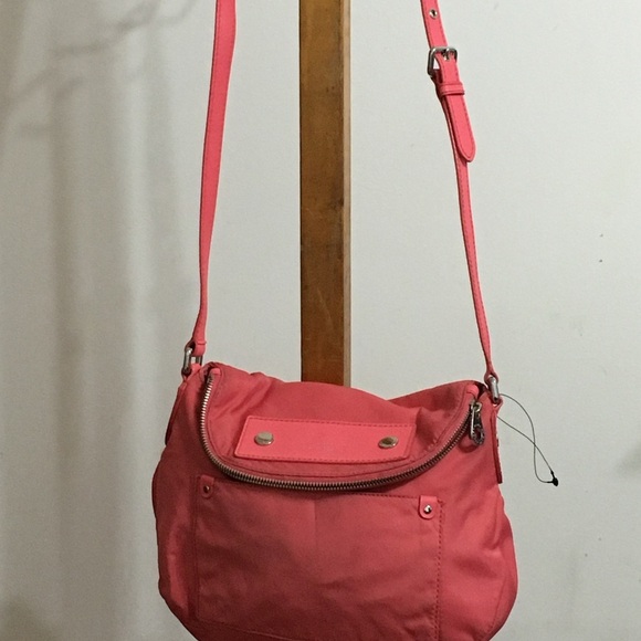 Marc Jacobs Stylish coral poppy crossbody/Shoulder Bag - Picture 2 of 5